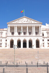 Parlamento português. Nos últimos anos, a desconfiança nas instituições políticas tem aumentado de forma alarmante, e isso é visível no crescente índice de abstenção eleitoral. A falta de ligação entre os eleitores e os políticos, aliada à perceção de que a política não responde às necessidades da população, tem levado muitos a se afastar do processo democrático