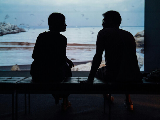 No toda cercanía es contacto, ni toda mirada compartida implica un compromiso con lo que despierta