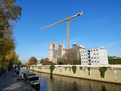 Cathédrale Notre-Dame de Paris en novembre 2021, pendant sa reconstruction et restauration suite à l'incendie d'avril 2019, 9 novembre 2021