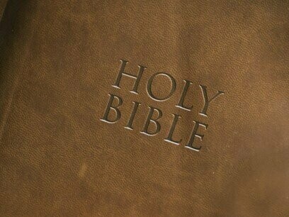 Primeiro argentino. Vindo das Américas. Novo Mundo. América do Sul. Hemisfério Sul. Não-europeu. Primeiro jesuíta. Saído de congregação. Primeiro totalmente integrado ao Concílio do Vaticano II. Primeiro sem mistérios