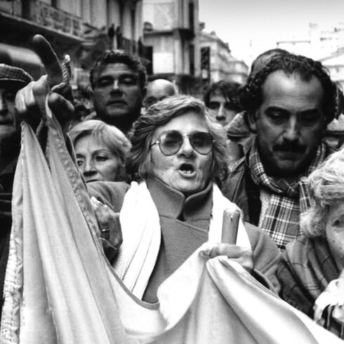 Norma Plá, vocera de los jubilados, en una manifestación que se dirige a la sede de la Organización de Estados Americanos en Buenos Aires, Argentina, 1991