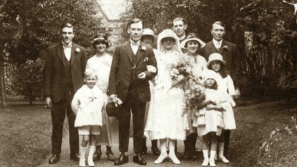 Lembrares — dizia ele, como se a palavra tivesse sido inventada apenas para o ajudar a segurar o passado. Viajava muito pelas recordações. Espécie de castigo imposto, que aceitava, porque era o único tipo de viagem pouco atreito a incidentes. Ainda assim, aqui e ali, aleijava-se. Termo que lhe era grato pelo cheiro a antigo, como uma ferida de infância que nunca chegara a sarar. As palavras foram sendo expurgadas da sua substância concreta. Magoar ou sofrer dano tornou-se inócuo, como se a própria dor fosse higienizada. Talvez desse tanto espaço e tempo a esses lembrares porque as palavras se esvaziam, como os dias. Como as relações