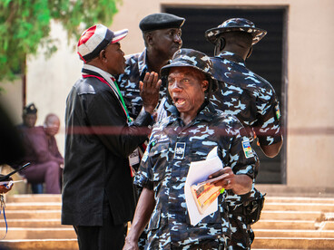 L’intervention policière souligne la militarisation du pouvoir et la tension entre autorité et liberté d’expression