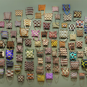 Claudia Alarcón & Silät, Hilulis ta llhaiematwek — Un coro de yicas [Um coro de yicas] (detalhe), 2024-25. Cortesia da MASP