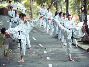La discipline transforme l’effort en art. Chaque mouvement est un pas vers la maîtrise de soi, où la force et la douceur se rencontrent