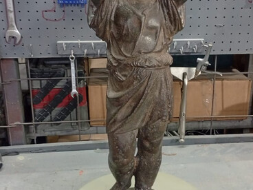 El Pastorcillo, puesto de nuevo en pie, durante la restauración. Año 2025. Foto: José Segura Garita. Cartago, Costa Rica
