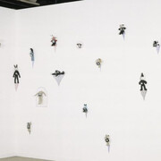 AM CB. Annette Messager y Christian Boltanski, vista de exhibición. Cortesía del Centre Pompidou Málaga