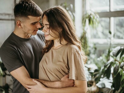 Giovane coppia che si abbraccia e sembra felice, evocando temi di affetto, amore e felicità