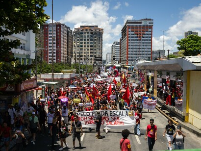 Manifestação popular pelo fim da escala 6x1 em Recife, 2024. O fim da escala 6x1 não é apenas uma questão trabalhista e sim, uma pauta humanitária; ter tempo para a família vai além de estar presente, é poder dedicar esse tempo cuidando e amando aqueles que compartilham a vida conosco