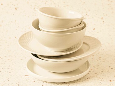 Pila di piatti e tazzine: "E se il Piatto magico fosse davvero lì, nascosto tra le cose della nonna? Non poteva aspettare"