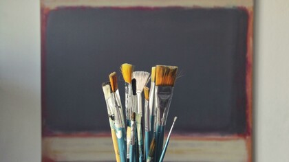 El estudio de Pablo Aloy es un espacio dinámico donde las pinturas cambian con cada visita