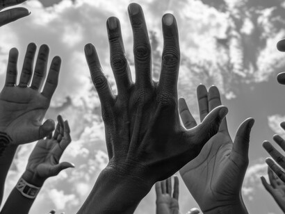 O contraste entre o queijo que comia especialmente no período natalino das festas de final de ano, fez-me pensar na dimensão social. Uns com tantos e outros sem nada. Além do mais, depois que fui atingida pela flecha das relações sociais, olhei novamente e vi vários homens segurando a cuia de embalagem de queijo do reino, que também eram doentes de hanseníase. Fiquei apavorada e cheia de indagações sobre os modos de vida
