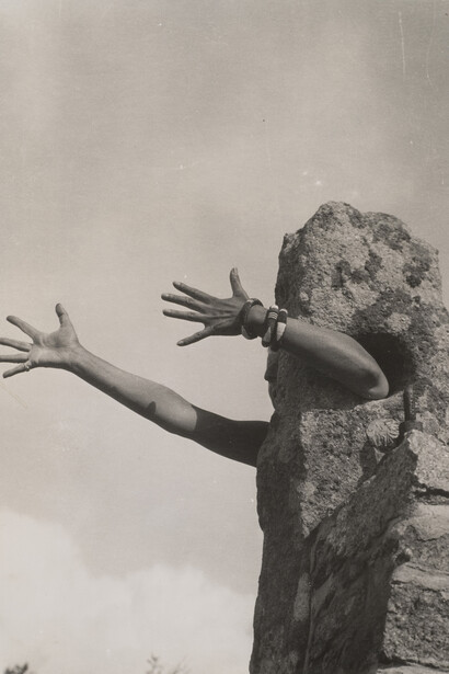 Claude Cahun 1894-1954, I Extend My Arms 1931 or 1932, Photograph, black and white, on paper, 21 x 15.6 cm, Tate, © The estate of Claude Cahun

