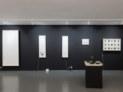 Cosmo–Takis, Hommage à Takis (1925 – 2019) à l’occasion du 100ème anniversaire de sa naissance, vue de l'exposition. Avec l'aimable autorisation de Xippas