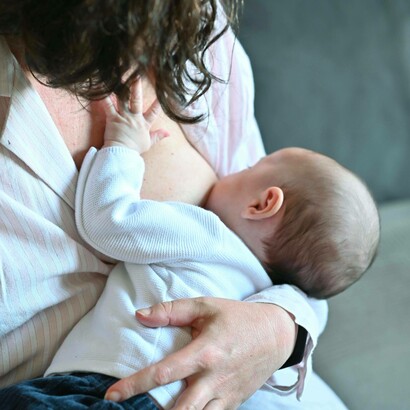Mamma che allatta il suo bambino: "Il latte materno è l’alimento ideale nei primi sei mesi di vita"