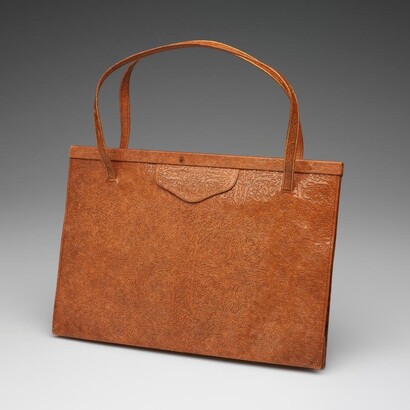 Negli anni ’70, con l’ingresso di Miuccia Prada, il brand si reinventa abbracciando una visione intellettuale e anticonvenzionale della moda
