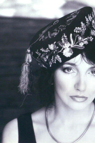 Kate Bush dans une photo publicitaire pour son album Hounds of Love, vers 1985