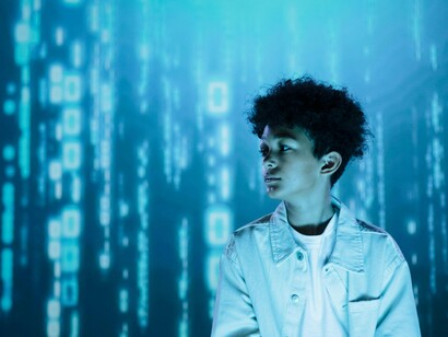 À medida que a tecnologia avança, há o risco de ela não apenas automatizar empregos, mas também moldar a forma como pensamos, criamos e até mesmo sonhamos. Se as futuras gerações se tornarem excessivamente dependentes da tecnologia para resolver problemas, pode haver uma perda da capacidade crítica de inovar, refletir profundamente e seguir objetivos que não sejam simplesmente orientados por algoritmos. Isso pode resultar em uma geração de pessoas desmotivadas, desinteressadas em criar algo novo: uma sociedade onde as pessoas se tornam peças descartáveis de um grande quebra-cabeça, sem um propósito claro