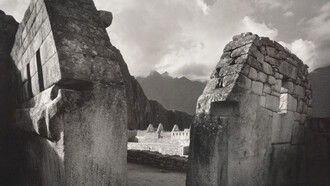 La retrospectiva de Javier Silva-Meinel en el Museo de Arte Contemporáneo de Lima reveló cómo su fotografía, arraigada en la tradición andina y en el proceso analógico, trasciende el documento social para convertirse en un ritual de identidad, encuentro y conciencia cultural. Javier Silva Meniel. Foto: AKEZ