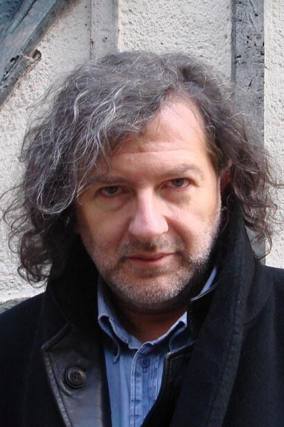 La obra y el pensamiento de Rodríguez Fer lo vinculan profundamente con las tradiciones culturales de Galicia y con una mirada cosmopolita