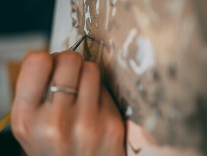 Imlay formou-se em Ilustração pela San José State University, teve passagem por Florença, e graduou-se como bacharel em Belas Artes em 2001