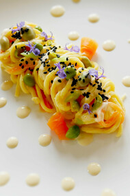 Tagliolini con fave, piselli, sesamo nero e crema di ceci al cumino