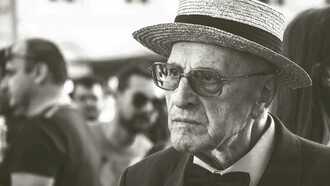 Homem idoso. A velhice se torna invisível quando o idoso fala e ninguém ouve. Quando sua sabedoria é vista como teimosia. Quando a memória viva de uma família é tratada como obstáculo. Essa marginalização tem rostos e histórias: mais de 4 milhões de idosos vivem sozinhos no Brasil, segundo o IBGE. Outros tantos estão em instituições de longa permanência, muitas vezes sem vínculo afetivo ou visitas