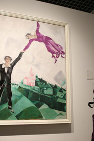 Una mujer contempla "Promenade", de Chagall, en el Museo Ruso de Málaga