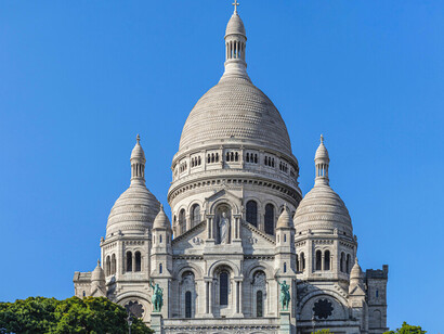 La Basílica del Sagrado Corazón (Sacré Coeur), es uno de los lugares sagrados más importantes de París. Se encuentra situada en lo alto de Montmartre, una colina de 130 metros de altura desde donde se contemplan unas vistas magníficas de París.
La basílica, obra de Paul Abadie, comenzó a construirse en 1875 y se completó en 1914. Fue consagrada como basílica a los cinco años de su construcción, el 16 de octubre de 1919.  Paris, Francia