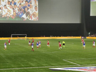 Les joueurs se battent sur le terrain : une scène typique d’une équipe en pleine action, illustrant l’intensité du football où chaque match devient une histoire racontée à travers les gestes et les stratégies