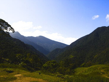 Escuchar al terreno, al relato, a la necesidad. Escuchar las manos que saben sin haber aprendido. Escuchar incluso el error, que a veces orienta mejor que la norma. Escuchar el miedo, la urgencia, la invención.   Ciudad Perdida (Teyuna), Santa Marta, Colombia
