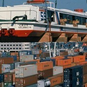 Ayşe Erkmen, Shipped Ships, 2001, Frankfurt am Main Moment Deutsche Bank, Photo: Bärbel Högner, Courtesy Galerie Barbara Weiss, Berlin