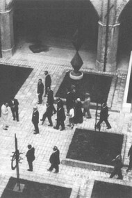 Foligno (Pg), sculture di Ettore Colla nel cortile di palazzo Trinci durante l’inaugurazione dell’esposizione Lo spazio dell’immagine, 1967.