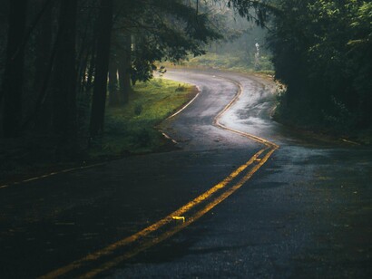 Muito se discute entre críticos literários o significado de Godot. Afinal Godot é alguém, é algo, ou seria a satisfação, ou o novo (novidade)? Seria Deus, seria o amor, a compaixão? Beckett, quando perguntado sobre isso em entrevistas respondia que não tinha nada a dizer além do que escreveu