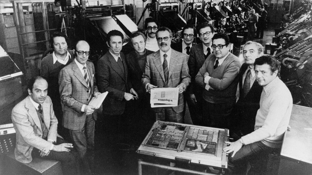Le prime copie del quotidiano escono dalle rotative. Al centro, Eugenio Scalfari con il il numero zero di Repubblica. Da sinistra: Sandro Viola, Giorgio Forattini, Rolando Montesperelli, Mario Pirani, Giorgio Signorini, Franco Bevilacqua, Fausto De Luca, Andrea Barbato, Amedeo Massari, Gianni Rocca e Gianluigi Melega. Foto di Vittoriano Rastelli. Cortesia del Mattatoio di Testaccio