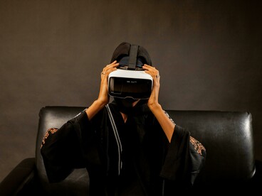 The Middle East’s new power race is no longer about oil, but about data, AI, and technological sovereignty. Woman on an IVR device