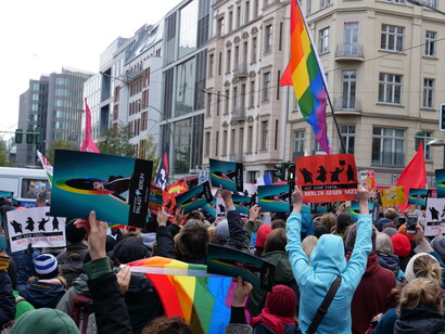 "No hay centro para los nazis": demostración en contra de la manifestación de la organización de extrema derecha "Nosotros por Alemania" (Wir für Deutschland) el 3 de octubre de 2019 en Berlín, Alemania