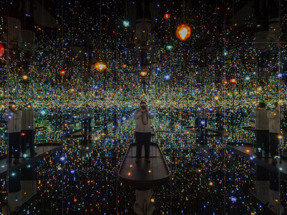 Yayoi Kusama’s Infinity Mirror Rooms at Tate Modern invite visitors into an immersive, kaleidoscopic world of endless reflections and light