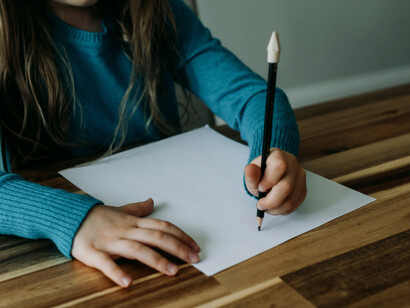 La pedagogía hospitalaria en Argentina, presente desde 1940, adapta el aprendizaje a las necesidades de los niños con enfermedades prolongadas, priorizando su deseo de aprender y su autonomía