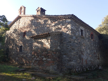 Para comprender y disfrutar de este pueblo, es necesario pasar unos días instalados en uno de sus encantadores hoteles y hostales, viviendo la naturaleza y las relaciones humanas que se desarrollan en la Plaça Major. Fachada norte de la cascada de Viladrau. Cataluña, España