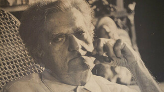 Luís da Câmara Cascudo. "Canto de muro" trabalha bem a intertextualidade em sua estrutura; alia a ficção a dados absolutamente corretos da zoologia, da botânica, da história, da mitologia, da geografia permeados pelo folclore e recolhe citações de poetas amenizadoras do escopo didático que, aí sim, se instala. Como sempre se mesclam à narração, não tornam o texto enfadonho ao leitor comum. Até os nomes científicos podem lhe soar engraçados e hiperbólicos, enfeitados com os sobrenomes dos padrinhos naturalistas