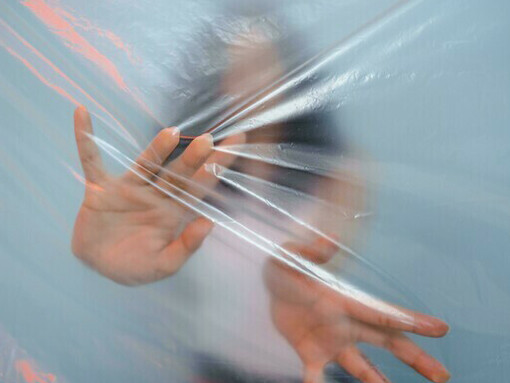 Desde una mirada más amplia, los egos, las tensiones y las posturas se revelan como pequeñas olas en el océano inmenso de la existencia