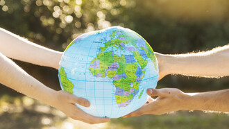 Mani che reggono un modello del pianeta: "Alla base del paradigma relazionale vi è il presupposto che siamo in relazione con tutto e con tutti"