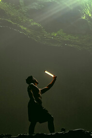 Os primos José, Francisco e Daniel enfrentam um dragão e descobrem que, na caverna da imaginação, qualquer aventura é possível, onde coragem e criatividade andam lado a lado