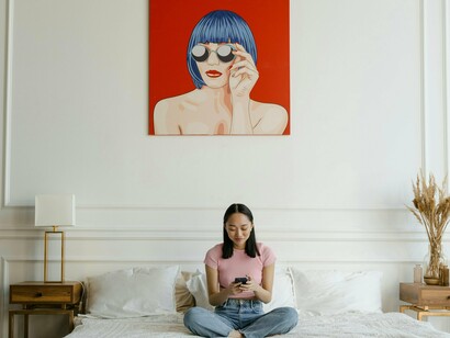 Entre o artista que fala de silêncio e o designer que lhe põe uma tipografia “dinâmica e fresca”, há todo um abismo epistemológico que os algoritmos fingem não notar