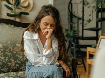 E assim, como tantos outros, ela aprendeu a se entupir de ruído para sobreviver. Troca o desconforto do autoencontro pela anestesia das distrações. Não percebe que, enquanto foge do que é doloroso, também se afasta do que é verdadeiro. Viver sem silêncio é como viver sem espelho: você até evita ver algo que não gosta, mas também perde a chance de conhecer quem realmente é