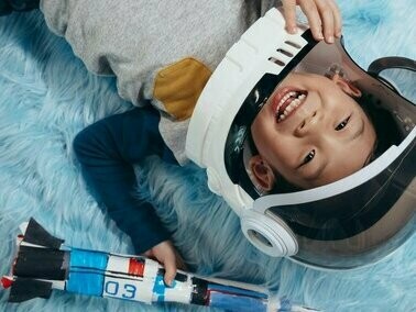 Cada vez que penso nisso, me pergunto se todos os outros também sentem o mesmo, ou se é apenas comigo. Será que todos carregam esse peso? Será que todos, em silêncio, desejam voltar à infância, nem que seja por um instante? Talvez seja por isso que essa memória coletiva de tempos mais simples nunca desapareça. Talvez seja porque, em algum nível, todos nós ainda somos aquelas crianças que acreditavam em foguetes de papelão