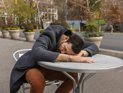 Cuando uno se permite aburrirse con calidad, reaparece lo que estaba en sombras. Lo olvidado, lo reprimido, lo soñado. Se escuchan mejor las emociones. Se dialoga con uno mismo