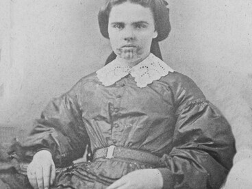 Sul mento e sulle braccia, Olive ricevette tatuaggi blu, simbolo di accettazione nella tribù