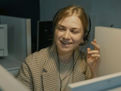 Dalla figura severa del vescovo medievale, Babbo Natale si è trasformato in un vecchietto bonario e generoso, simbolo dello spirito natalizio moderno